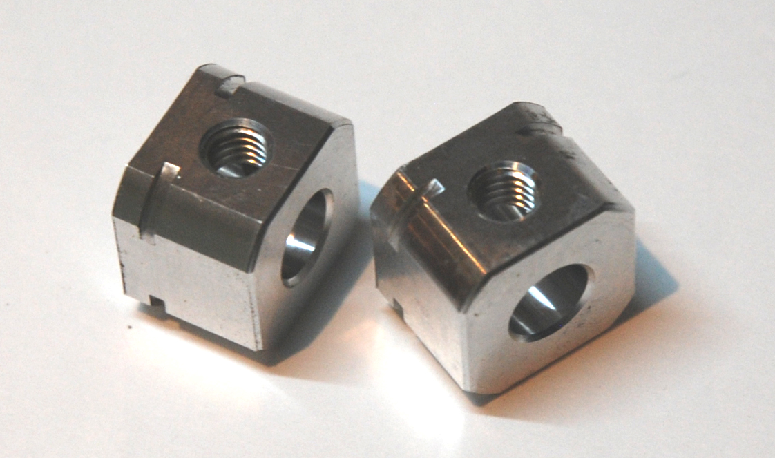 S857/14 - Carré de Roue 14 mm ( 2 pièces ) FF S88R